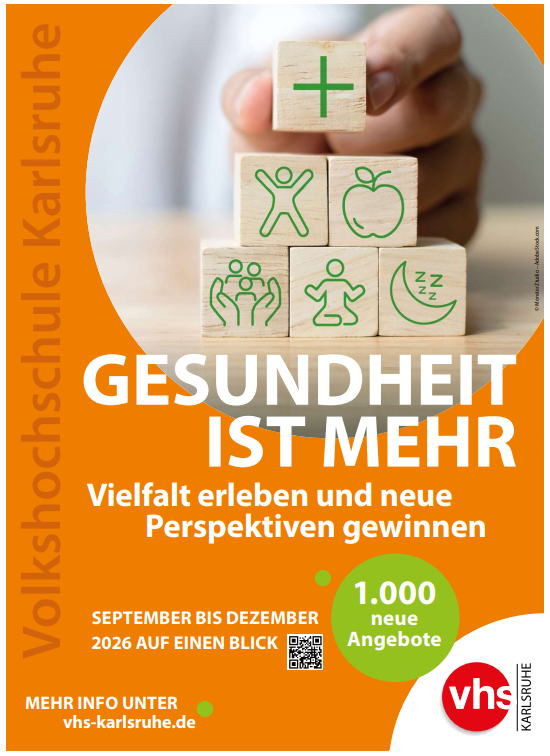 Titelblatt des vhs-Programmheftes: Hintergrund orange, Bild einer Hand, die Holzklötzchen mit Piktogrammen stapelt; Titel "Gesundheit ist mehr" / "100 neue Angebote September bis Dezember 2026 auf einen Blick"