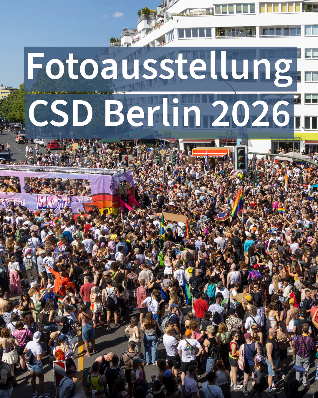Luftaufnahme der großen CSD-Demo in Berlin, darüber Text: „Fotoausstellung CSD Berlin 2026“.